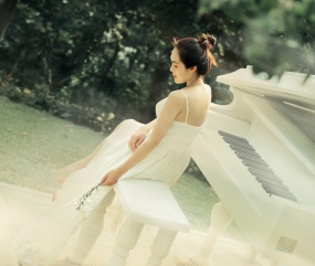 性感白色吊带裙钢琴才女图片